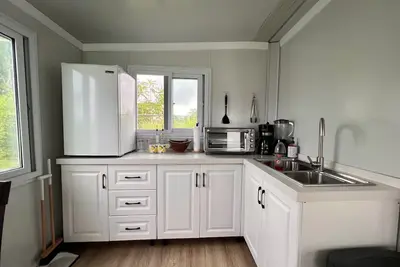 Image de Comfy and cozy mini house sitting on a beautiful 1500 meter lot. Great location!