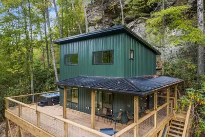 Image de Cliffside Treehouse - Modern Treehouse Escape with Hot Tub