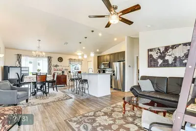 Image de Newly built well kept peacefulneighborhood king size bed 2 car garage fireplace