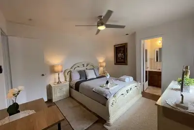 Image de Business Class / Family Vacation / Large Backyard