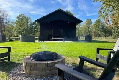 Image de Summer Tiny Home and Bunkhouse getaway at Timber Landing! Hot Tub & Wood Sauna