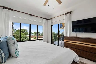 Image de Oceanview, Right in town, steps from everything