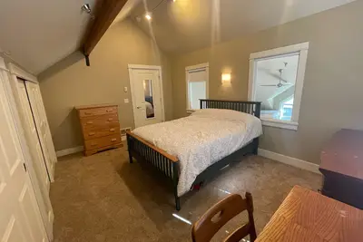 Image de Open and spacious downtown Bainbridge condo.