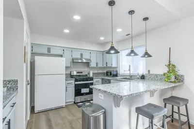 Image de 3br Stylish Retreat en route to Yosemite, Centrally Located in Merced!