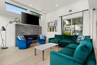 Image de Modern Oasis in East Atx, Sleeps 8, Parking, Pool\n