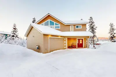 Image de Sweeping mountain and ski view escape near the city center with a hot tub