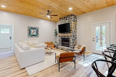 Image de Stunning dog-friendly cottage with riverfront patio, hot tub, fire pit, & views