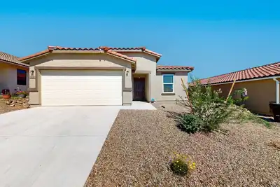 Image de Dog-friendly modern home with children's items, open-concept layout, & W/D