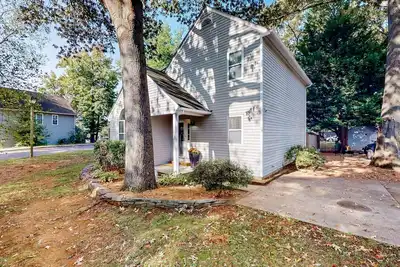 Image de Gorgeous dog-friendly retreat w/ fireplace, patio, & firepit