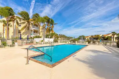 Image de Dog-friendly condo near the beach with outdoor pool, hot tub, gym, balcony, W/D