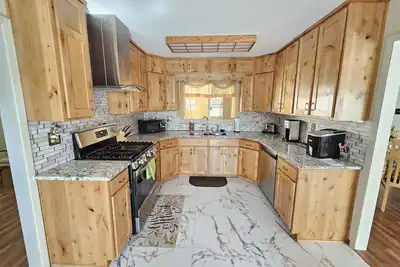 Image de Gorgeous & Clean! Heart of the Ne Heights! Minutes from Foothills & Restaurants!