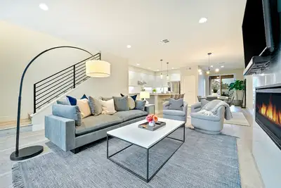 Image de Modern 4br | Private Balcony | Garage Parking