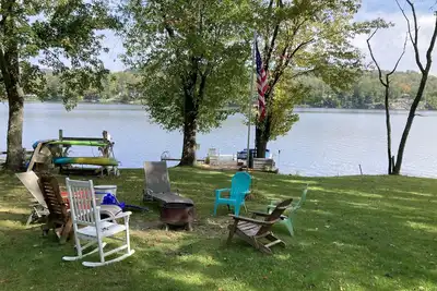 Image de Enjoy S'more Vacation at our waterfront Lake Bomoseen 4 season house!