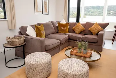 Image de Art Deco Lakehouse retreat at Inchiquin