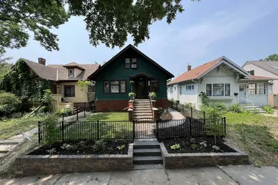 Image de Large comfortable two bedroom apartment with private entrance!