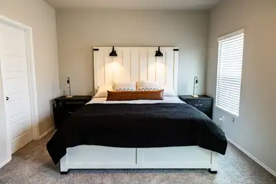 Image de Brand New Cozy home near Rafb - 86\" Tv w/ game system, grill, and more