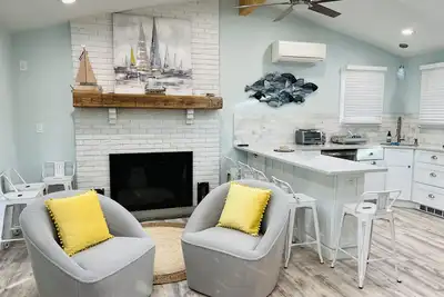 Image de Coastal Hideaway in Charlestown - Newly Renovated w/ Fire pit, 1 Mi from Beach