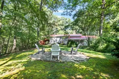 Image de Cozy Woodland Hideaway surrounded by woods, 35 miles to downtown Nashville!