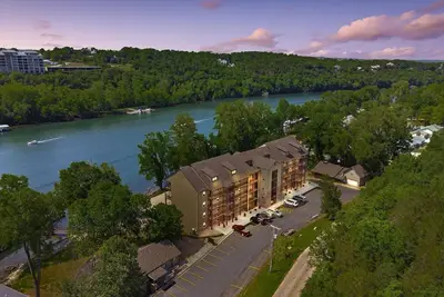 Image de Lake Views | 3 Kings | 5 min to Landing!