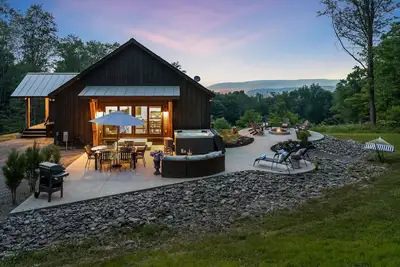 Image de A+ Secluded Beauty w/Hot Tub, Firepit, Bar, Privacy & Views🔥