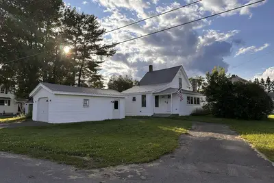 Image de Charming New England Cape just feet from Snowmobile and Atv Trails!