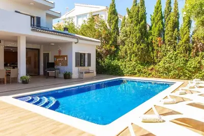 Beautiful villa with pool and near the sea, for 12 people.