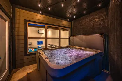 Image de SummerFun! Pets, Indoor Pool, Fire Pit, Hot Tub, Foosball/Air Hockey, Dollywood!
