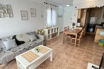 Appartement de 2 chambres pour 4 personnes avec piscine près de la plage.