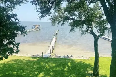 Image de Relax with the whole family at this cozy place to stay on the water.