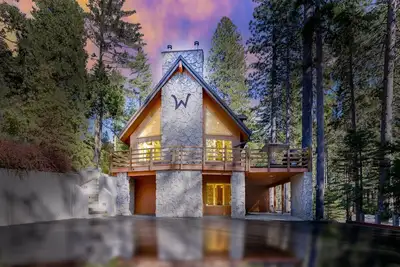 Image de W House in Bls, sleeps 20 with Game Room, HotTub, Central Ac&Heat, Pet friendly