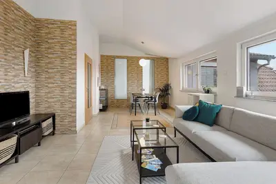 Image de Appartement moderne avec vue sur le lac et balcon