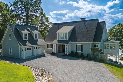 Image de Lakefront home with amazing views, dock, firepit, foosball, patio, garage studio