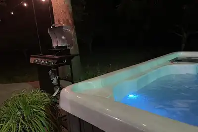 Image de Peaceful. Nestled among walnut groves. Hot Tub. Bbq. Private but close to town.