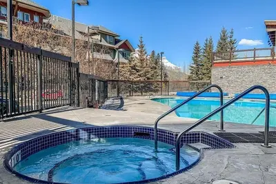 Image de Hot tub+Pool+Gym+20 Min to Banff