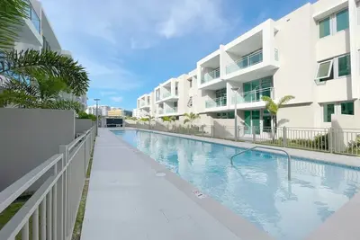 Image de Beautiful 3bed/2bath with King Beds, 2 Pools, Gym & Full Generator, near beach!