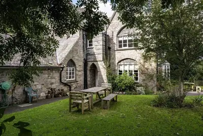 Image de Large Grade Ii Listed House & Garden, nr Beaches