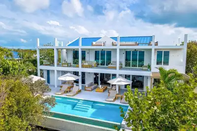 Image de Luxury Beachfront Villa w/ Infinity Pool & Rooftop