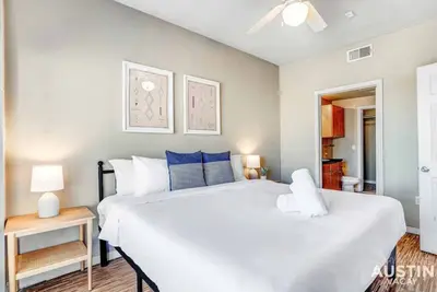 Image de West Campus Oasis | 2 Apts Accommodating 14 Guests