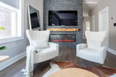 Image de -Lovely 5bd/3br/3Parking on premises/Sleeps 14 guests/Andersonville