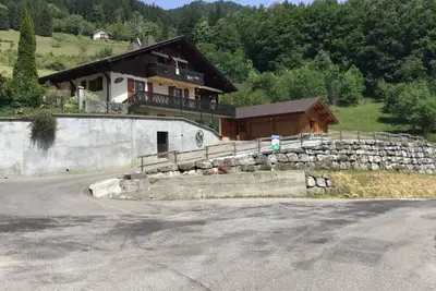 Image de Chalet 'Gîte Chevenoz' avec vue sur montagne, terrasse privée et jardin privé