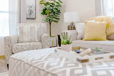 Image de 2br, 1ba Remodeled House in Gray Community