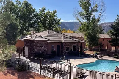 Image de Clean & Comfortable Townhome I Pool I Pet Friendly