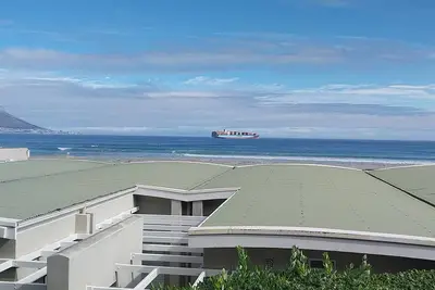 Image de On the beach cabana at Bloubergstrand! Sea view of Robben Island and Cape Town.