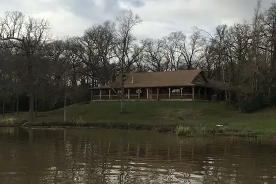 Image de Beautiful Log Home on Lake Limestone. With a full house Back-up Generator.