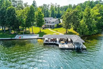 Image de Stunning home w/sand beach, flat yard for games, dock w/ living area and bar!