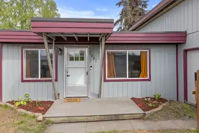 Image de Newly renovated 2 bed/ 1 bath house 10 minutes away from downtown Anchorage.