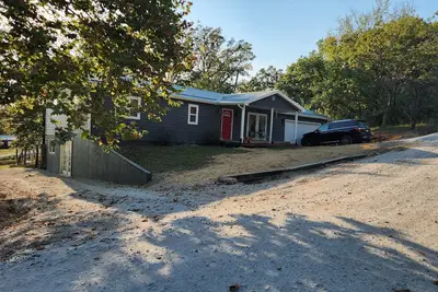 Image de 5 minutes from Downtown Warsaw! Remodeled Home W/Game Room, Deck & Fenced Yard.