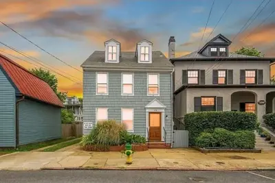 Image de Annapolis Escape, Steps to Harbor backs to Gate 1