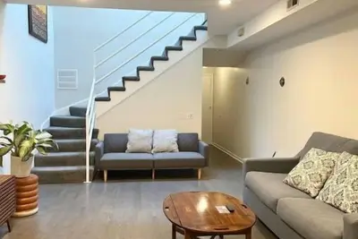 Image de 3 floor, 2000 sq ft home - central & clean! 5 star rated home