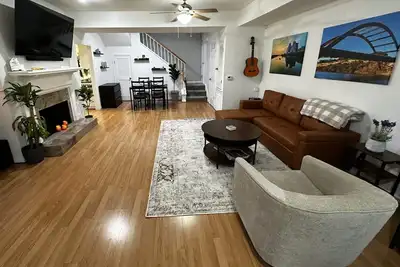 Image de Longhorn Nights in Austin, stay with us for Ut Football, F1, Acl, Sxsw & Bbq!